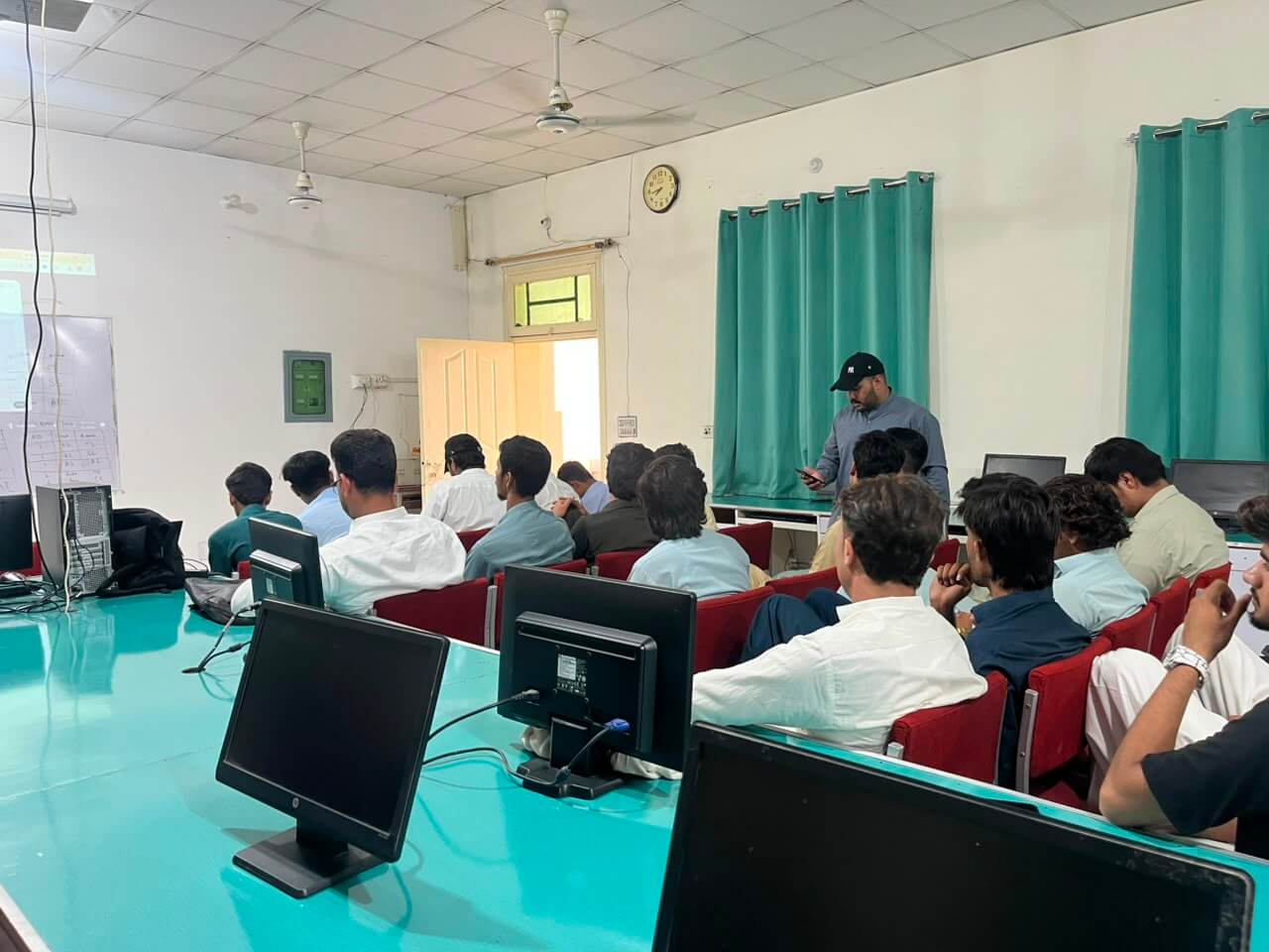 Hunar Tehreek training class in session — photo 24
